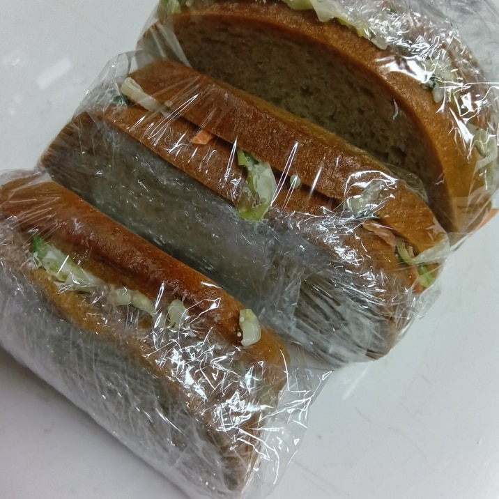 ハムとコールスローのライ麦 サンドイッチ